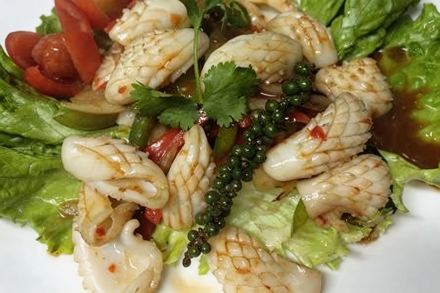 Seiches sautées dans une assiette blanche