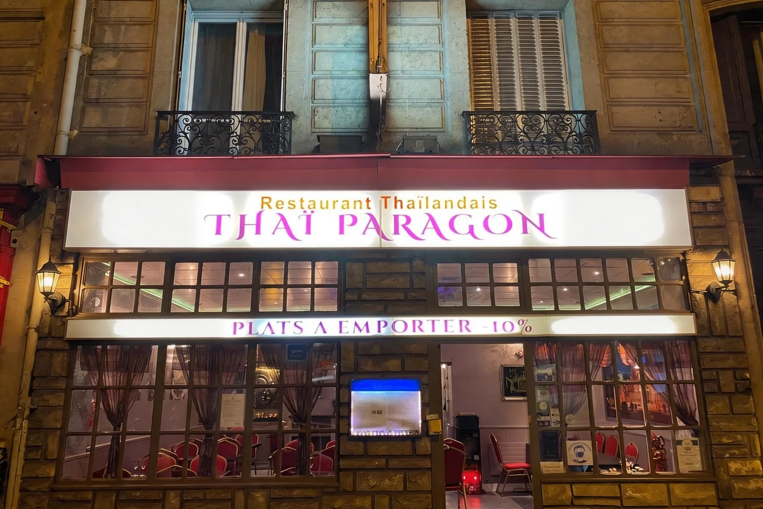 Devanture de Thaï Paragon le soir, enseigne lumineuse et vitrines